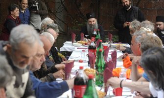 Patrijarh Porfirije na Uskrs ručao sa beskućnicima i obišao mališane u Tiršovoj