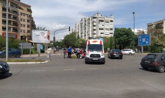 U udesu automobila i motocikliste lakše povrijeđena ženska osoba