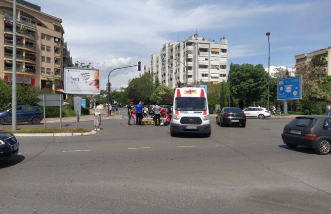 U udesu automobila i motocikliste lakše povrijeđena ženska osoba