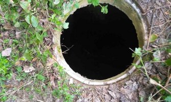 Danima cvilio iz šahte: Bjelopoljski vatrogasci nakon tri sata spasili psa (Foto)