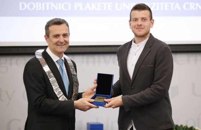 Boban Banjac - dobitnik Plakete Univerziteta CG: Medicinu završio sa prosječnom ocjenom 10!