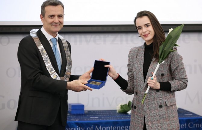 Snežana Kašćelan - dobitnica Plakete Univerziteta Crne Gore iz oblasti društvenih nauka