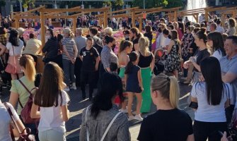 Građani u Podgorici kršili mjere zbog besplatne saksije cvijeća (FOTO)