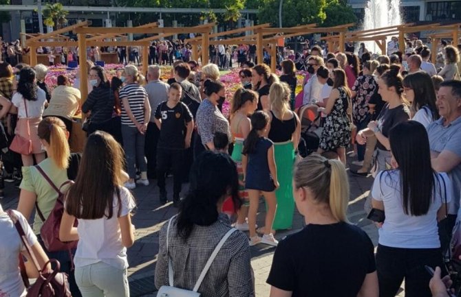 Građani u Podgorici kršili mjere zbog besplatne saksije cvijeća (FOTO)