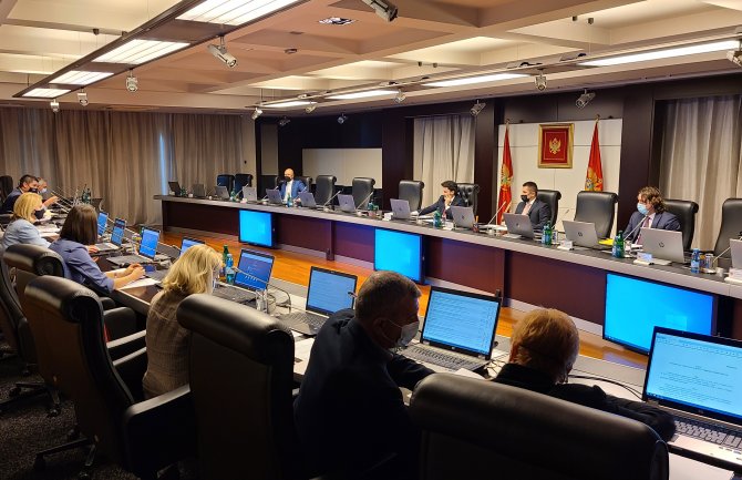 Predložene veće akcize na duvanske proizvode, alkoholna pića i proizvode sa dodatkom šećera