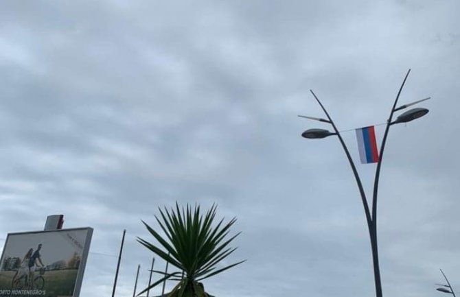 Budva okićena zastavama Crne Gore i EU, ali i trobojkama (FOTO) (VIDEO)