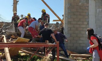 PG: Urušio se objekat, šest osoba izvučeno FOTO)