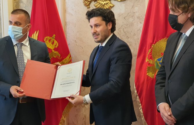 Abazović uručio zahvanice: Akcija hapšenja vođa kriminalnih grupa istorijski uspjeh