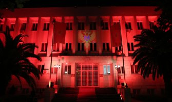 Zgrada Predsjednika Crne Gore u bojama crnogorske zastave(VIDEO)