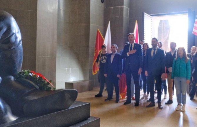 Krivokapić tradicionalno položio vijenac na Mauzoleju povodom 21. maja