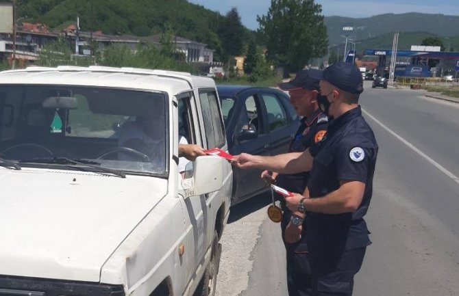 Pripadnici policije dijele brošure građanima o važnosti vakcinacije(FOTO)
