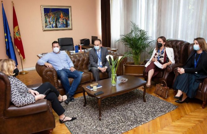 Planirano uvođenje volonterizma mladih u srednjim školama, uskoro i kancelarija Međunarodnog republikanskog instituta u CG