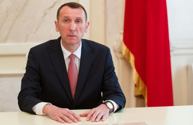 Novović: Vlada ostavila policiju bez službenih auta, i ugrozila bezbjednost svih građana