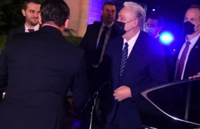 Ambasade preko Abazovića spriječile Krivokapića da potpiše ugovor sa SPC