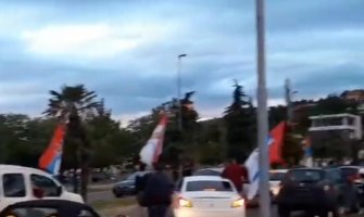 Građani se okupili sa zastavama,Saborni hram: Ne organizujemo doček, izabrani Mitropolit Joanikije trenutno nije u CG