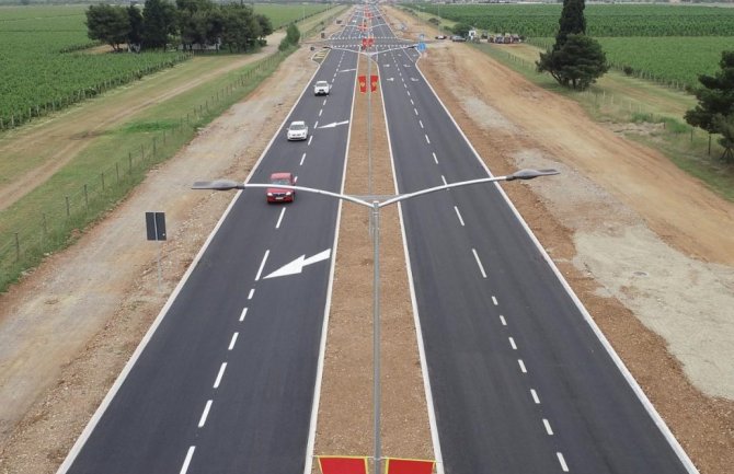 Počeli radovi na izgradnji biciklističe staze i trotoara na bulevaru prema Tuzima