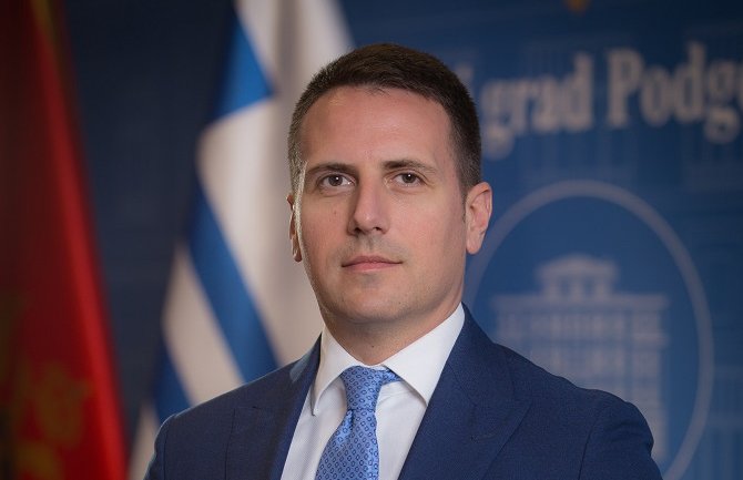 Vešović: Bečić jedno govori, a drugo radi