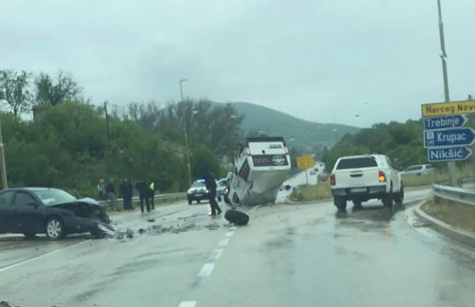 Udes kod Nikšića: Kombi se prevrnuo od udara, povrijeđene dvije osobe