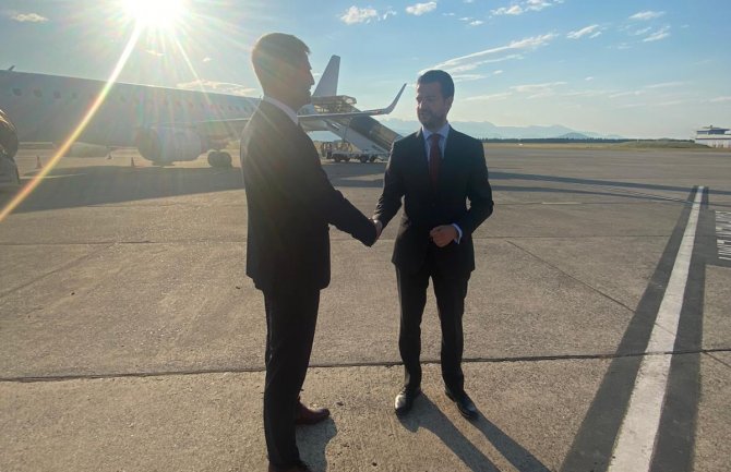 Milatović otputovao za Beograd prvim komercijalnim letom: Vlada ispunila dato obećanje