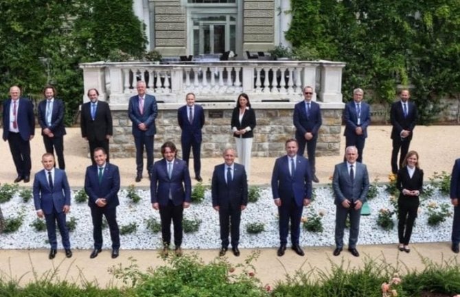 Održati blisku saradnju između nadležnih organa i partnera