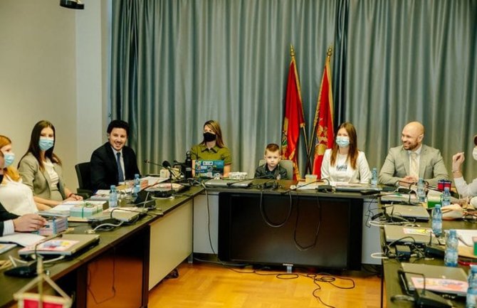 Abazović ustupio mjesto, djeca predsjedavala Savjetom