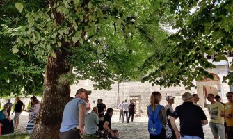 Građani se okupili zbog radova u Cetinjskom manastiru; Nastavak anticrkvene hajke, radi se na sanaciji mokrih čvorova