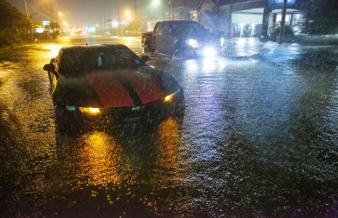 U lančanom sudaru u Alabami učestvovalo 18 vozila, među poginulima devetoro djece