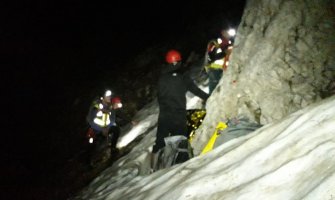 Planinari skrenuli sa staze, pa sletjeli 40-tak metara niz padinu, ukazana im prva pomoć, evakuacija u toku