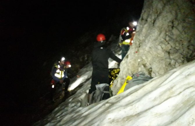 Planinari skrenuli sa staze, pa sletjeli 40-tak metara niz padinu, ukazana im prva pomoć, evakuacija u toku