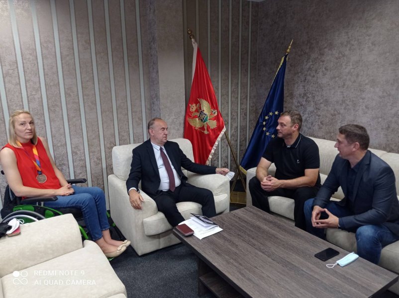 IMG55d1b0a7c0a3493e1f7d74d8a41fdbedV