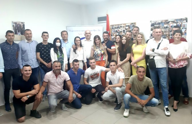 Joković uručio trideset članskih karata novim članovima SNP-a