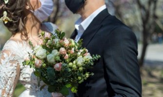 Na svadbi bez maske samo pjevač, zabranjeno grljenje i ljubljenje, za stolom 4 osobe