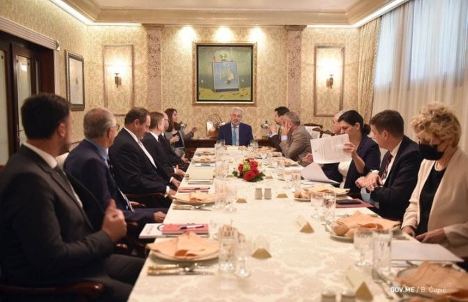 Uspostaviti platformu koja će poboljšati efikasnu realizaciju projekata