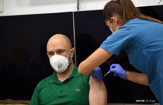 Radulović se vakcinisao u Podgorici: Vjerujem nauci, niko nije bezbjedan, dok svi nisu bezbjedni
