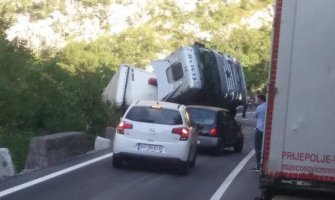 Na putu Podgorica-Kolašin iskliznuo šleper (FOTO)