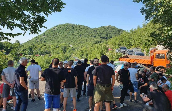 Građani blokirali put prema selu Donja Zaljut: Cucke crkve nijesu crkve Srbije