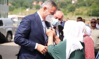 Đukanović prisustvuje komemoraciji u Potočarima, majke mu okačile cvijet Srebrenice (FOTO)