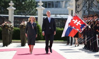  Đukanović dočekan u Bratislavi uz najviše vojne i državne počasti(FOTO)(VIDEO)