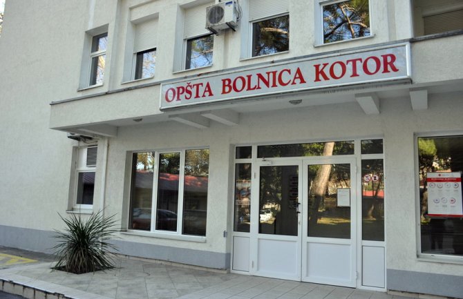Rotari klub Kotor donirao klima uređaj Odjeljenju za hemodijalizu