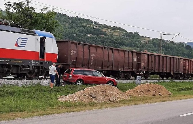 Neuobičajena nezgoda u Bijelom Polju, sudar voza i automobila