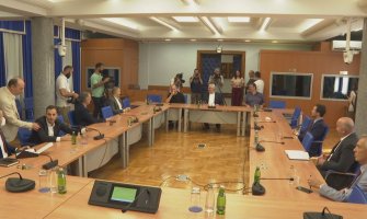  Sjutra sastanak: DF i Demokrate ne odustaju od svojih predloga