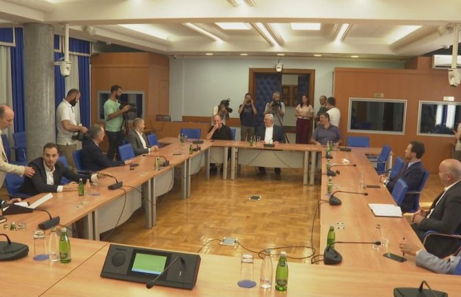  Sjutra sastanak: DF i Demokrate ne odustaju od svojih predloga