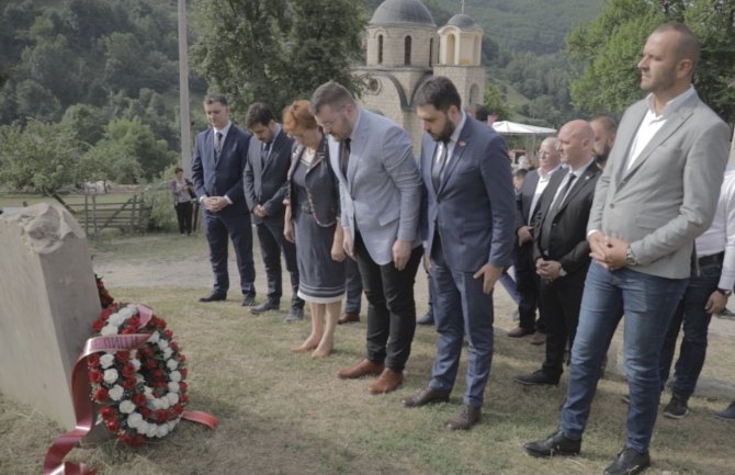 Demokrate odale poštu stradalim žrtvama u selu Velika