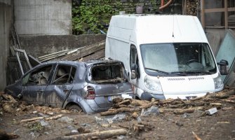 Poplave pogodile i sjever Italije, rijeka blata nosi sve pred sobom