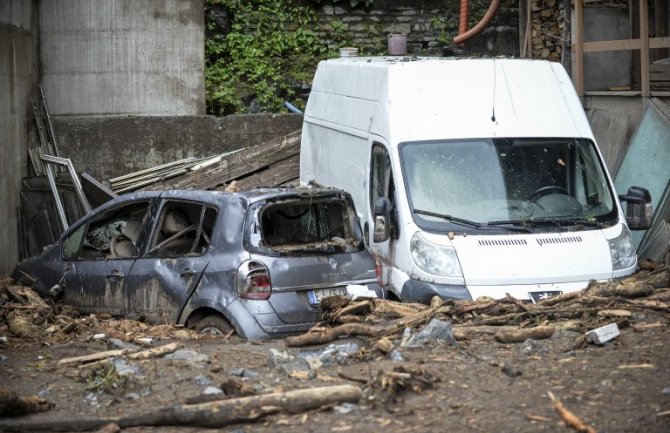 Poplave pogodile i sjever Italije, rijeka blata nosi sve pred sobom