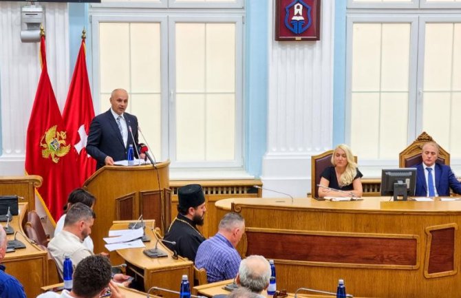 Kašćelan: Teško je gledati nastojanja sa visokih državnih adresa da se potre sve crnogorsko