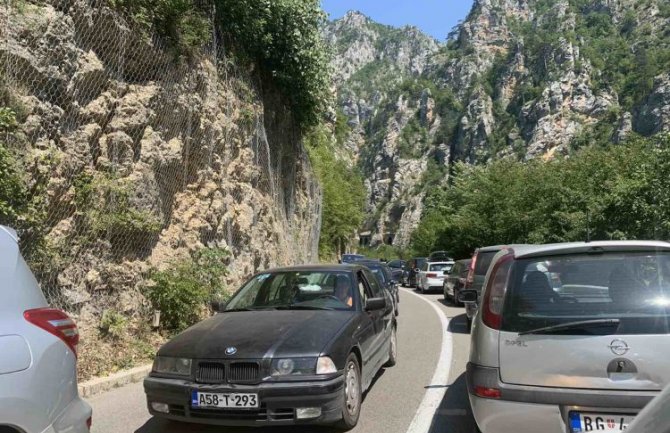 Gostun: Prelaz zakrčen turistima, vozači iz bunta trube na 45 stepeni 