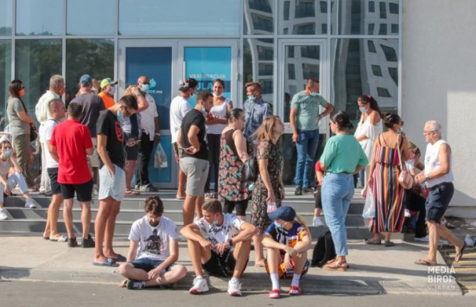 Građani u redovima čekaju na vakcinaciju Fajzerom