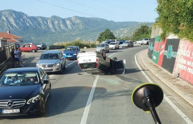 Virpazar: Automobil završio na krovu, jedna osoba povrijeđena