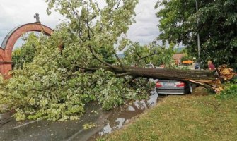 Nevrijeme pogodilo BIH, porušena stabla, oštećene zgrade